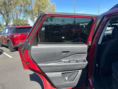 Used 2024 Nissan Pathfinder SV w/ Lighting Package (N92) FWD image 7