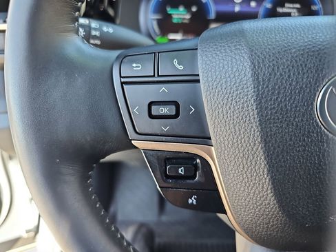 Used 2025 Toyota Crown Limited image 11