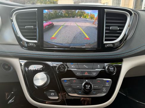 Used 2021 Chrysler Pacifica Touring w/ Cold Weather Group image 18