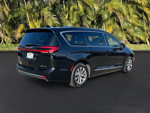 Used 2025 Chrysler Pacifica Pinnacle FWD image 5