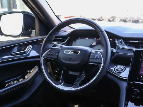 Used 2023 Jeep Grand Cherokee Altitude RWD image 16