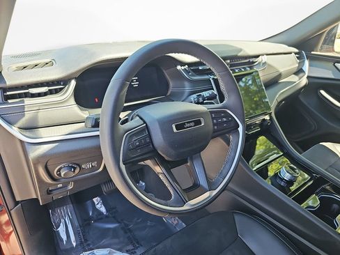 Used 2023 Jeep Grand Cherokee Altitude AWD/4WD image 16