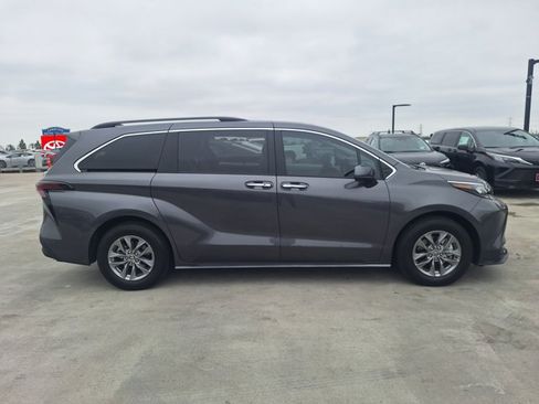 Used 2025 Toyota Sienna XLE w/ XLE Plus Package FWD image 4