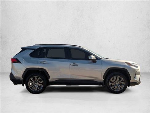 Used 2022 Toyota RAV4 XLE Premium image 4