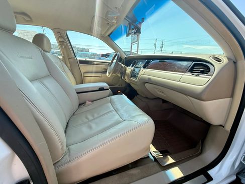Used 2010 Lincoln Town Car Signature Limited RWD image 14