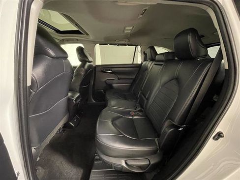 Used 2023 Toyota Highlander XLE AWD/4WD image 10