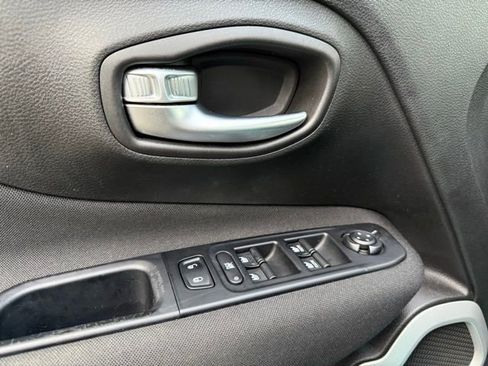 Used 2019 Jeep Renegade Latitude w/ Cold Weather Group image 23