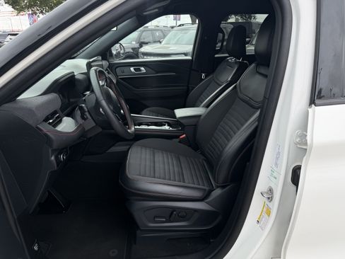 Used 2025 Ford Explorer ST-Line w/ ST-Line Street Pack AWD/4WD image 16