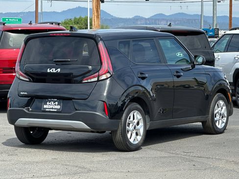 Used 2025 Kia Soul LX w/ LX Technology Package FWD image 4