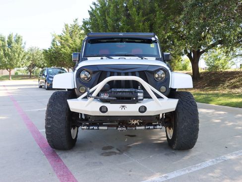 Used 2015 Jeep Wrangler Unlimited Sahara w/ Connectivity Group AWD/4WD image 2