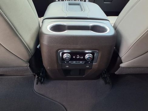 Used 2022 GMC Yukon SLT w/ SLT Premium Package image 16