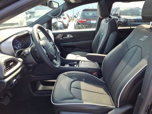 New 2027 Chrysler Pacifica Limited FWD image 15