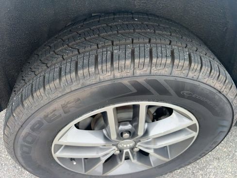 Used 2017 Jeep Grand Cherokee Limited image 5