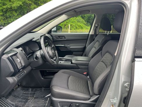Used 2025 Nissan Pathfinder SV FWD image 28