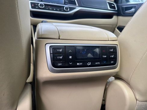 Used 2016 Toyota Highlander Limited Platinum image 36