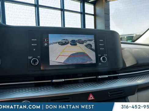 Used 2024 Kia Carnival LX image 8