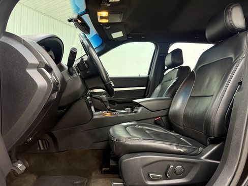 Used 2017 Ford Explorer XLT w/ Equipment Group 202A AWD/4WD image 15