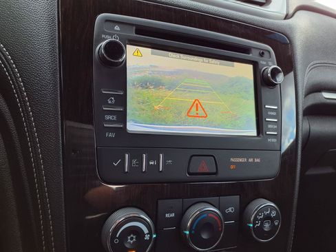 Used 2017 Chevrolet Traverse LT w/ Style and Technology Package FWD image 5