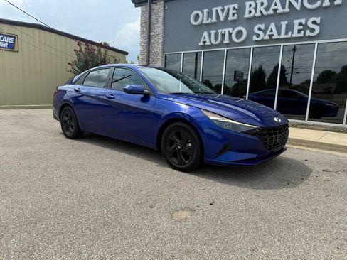 Used 2023 Hyundai Elantra SEL w/ Cargo Package FWD image 2