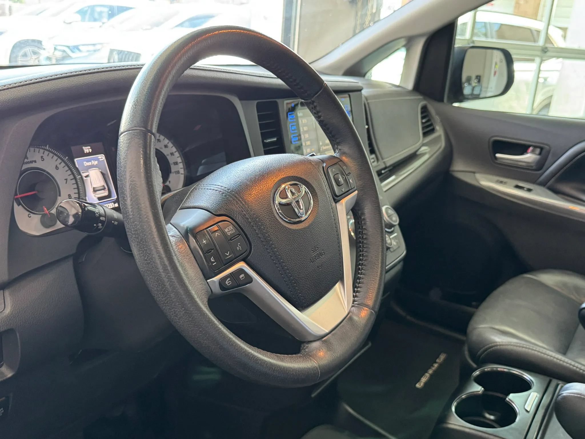 Used 2017 Toyota Sienna SE Premium FWD image 9