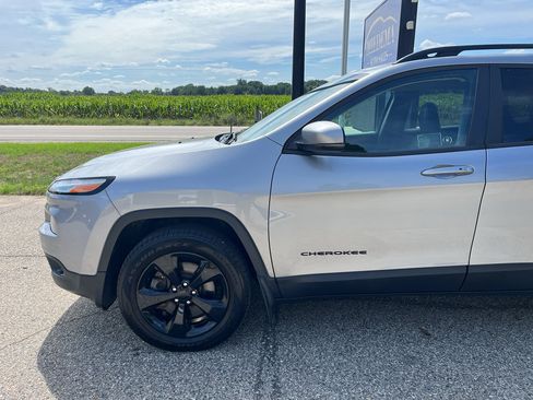 Used 2017 Jeep Cherokee High Altitude w/ Luxury Group AWD/4WD image 2