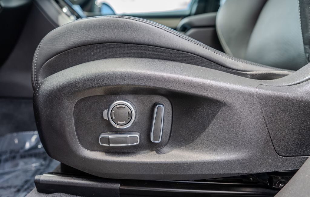 Used 2024 Jaguar F-PACE R-Dynamic S AWD/4WD image 17