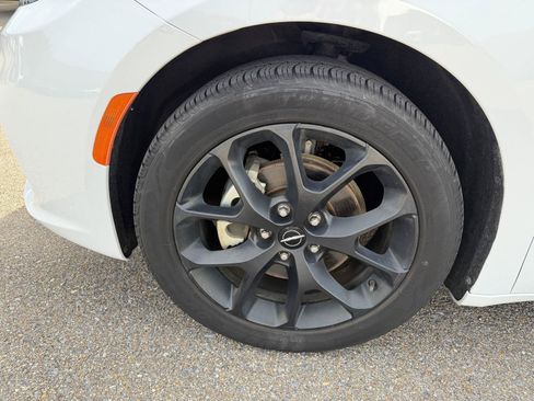Used 2025 Chrysler Pacifica Limited FWD image 25