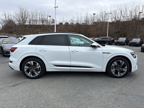 Used 2022 Audi e-tron Premium w/ Convenience Plus Package image 12