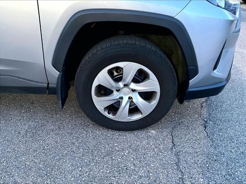Used 2021 Toyota RAV4 LE AWD/4WD image 4