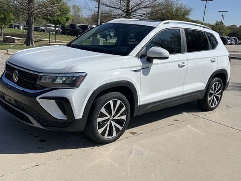 Certified 2023 Volkswagen Taos SE w/ Panoramic Sunroof Package image 5