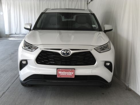 Used 2023 Toyota Highlander Bronze Edition image 4