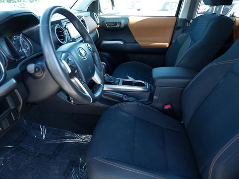 Used 2017 Toyota Tacoma SR5 w/ Tow Package RWD image 18