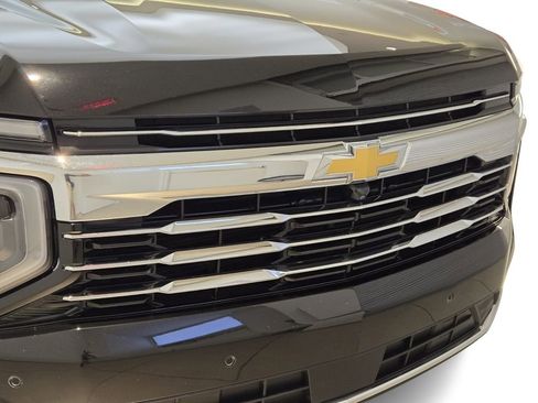 Used 2025 Chevrolet Suburban LT image 4