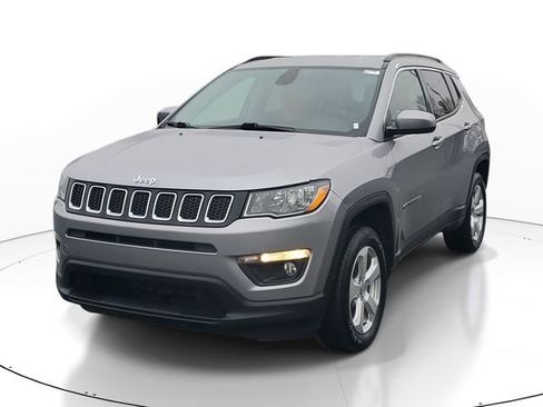 Used 2018 Jeep Compass Latitude image 2