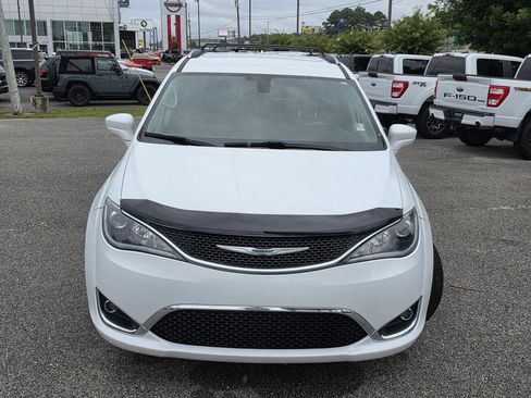 Used 2019 Chrysler Pacifica Touring-L FWD image 3