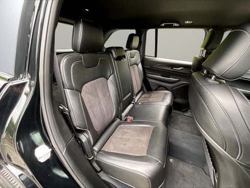 Used 2023 Jeep Grand Cherokee Altitude AWD/4WD image 24