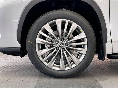 New 2026 Toyota Highlander Platinum image 14