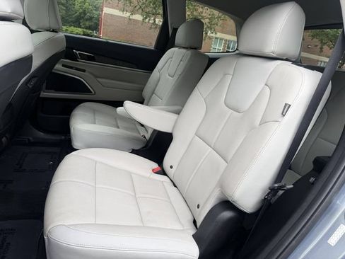 Certified 2024 Kia Telluride EX w/ EX Captain's Chair Package FWD image 31