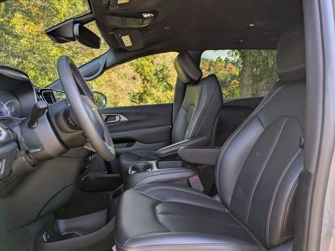 Used 2025 Chrysler Pacifica Select FWD image 14