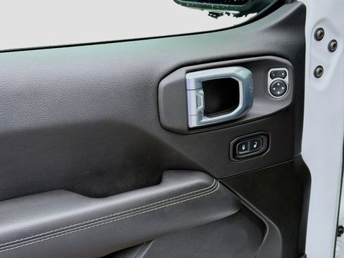 Used 2022 Jeep Wrangler Unlimited Sahara w/ Cold Weather Group image 17