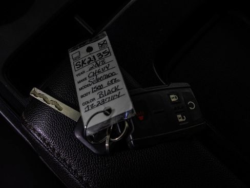 Used 2018 Chevrolet Silverado 1500 LT w/ LT Convenience Package image 17