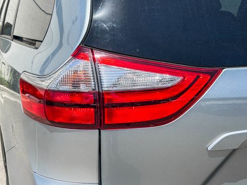 Used 2019 Toyota Sienna LE w/ Carpet Mat Package FWD image 9