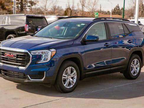 Used 2022 GMC Terrain SLE w/ Driver Convenience Package image 9