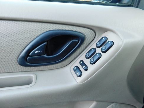 Used 2005 Ford Escape XLS image 11