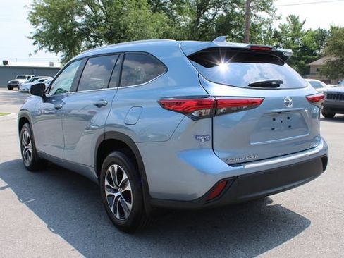 Used 2023 Toyota Highlander XLE AWD/4WD image 37