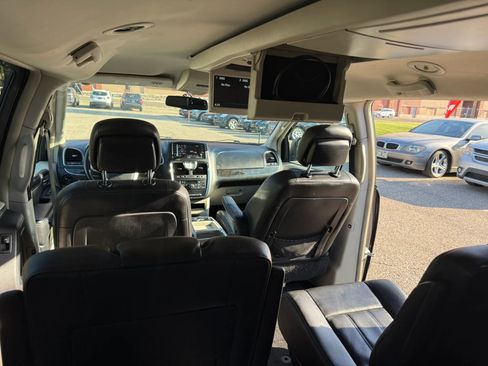 Used 2016 Chrysler Town & Country Touring w/ Driver Convenience Group FWD image 13