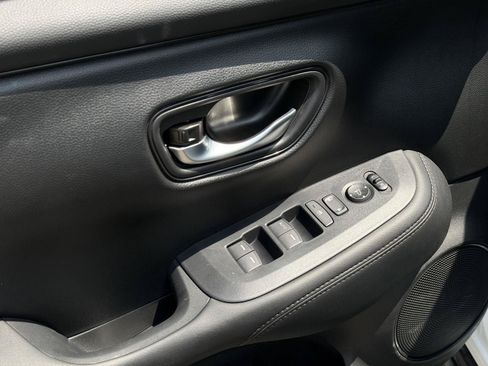 Certified 2027 Honda HR-V LX image 9