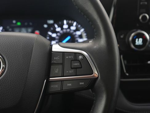 Used 2021 Toyota Highlander XLE AWD/4WD image 26