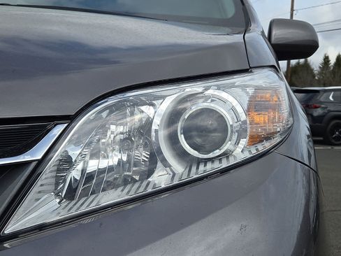 Used 2018 Toyota Sienna XLE FWD image 10