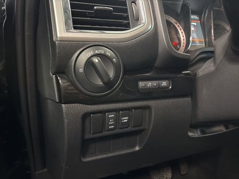 Used 2019 Nissan Titan SV w/ SV Convenience Package image 14